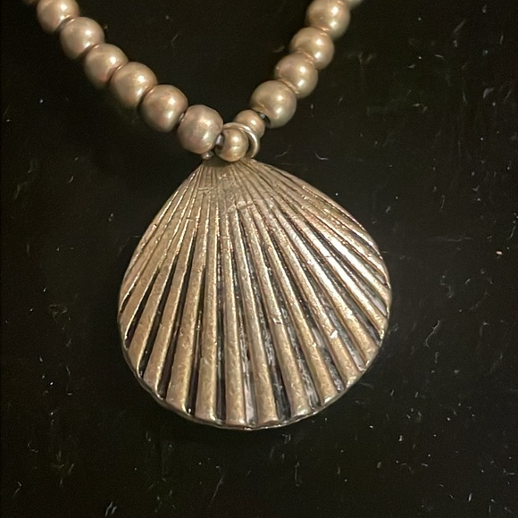 Vintage 8” gold tone stackable stretch bracelet w/solid metal shell charm - Picture 7 of 11